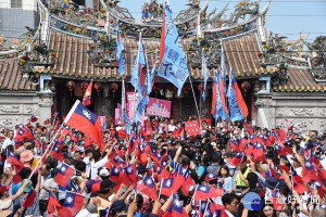 韓國瑜日前赴土庫順天宮拜媽祖，萬頭鑽動。