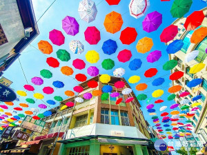 高雄後火車站安寧街後驛商圈逾2,000隻色彩繽紛雨傘高懸於空中，預計陳設至109年四月底。