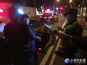 女逛夜市迷途，警方也及時到場協助，讓妻女平安無事返家。