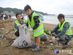 環保局26日於萬里區下寮海灘舉辦「108年度新北市秋季聯合淨灘活動」