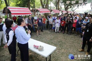 「嘉有好市集」翁縣長當起推銷員 叫賣在地農產品