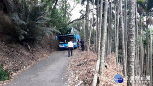 遊覽車受困山區產業道路段進退不得。（草屯分局提供）