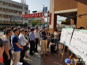 高市葉副市長於中華路與建國路口聽取工務局簡報中華路路型規劃。