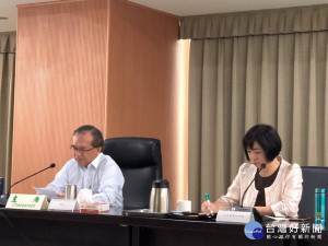 立委何欣純參加公路總局審查會。林重鎣翻攝