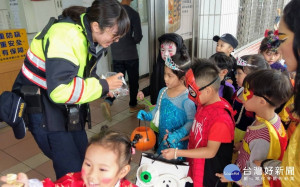 大園區佛利亞幼兒園為了讓孩童們感受過節氣氛，在老師們的帶領下到大園警分局大園派出所討糖吃，畫面逗趣又可愛。

