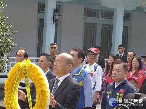 韓國瑜至慈湖謁陵，並連趕多個行程，都受民眾熱烈歡迎。