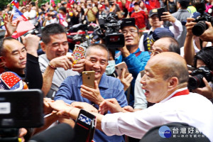 中國國民黨總統參選人韓國瑜傾聽之旅抵達桃園市八德區陸光四村，受到熱情民眾夾道歡迎。