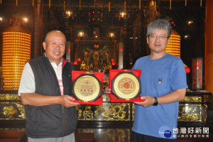 獲大馬順平宫贈匾，強化彼此交流。