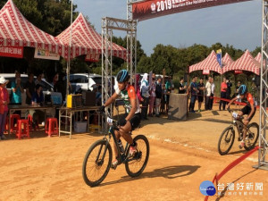 
台中市日南國中自由車訓練有素，實力堅強，參加全國登山車錦標賽勇奪團體總冠軍，黃敬倫同學奪得金牌、張柏瑜季軍，邱信維和李玉俊分別搶得第四及第六名，成績優異。（記者陳榮昌攝）

