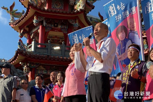 國民黨總統參選人韓國瑜前往三崇宮參香祈福，呼籲民眾大團結支持國民黨的候選人。