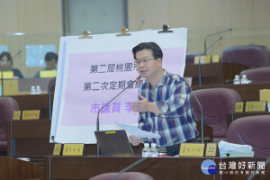 市議員李光達在總質詢中詢問桃園增設醫學中心可行性及綠線捷運辦理進度。(圖／桃園市議會提供)