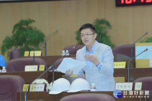 黃家齊在總質詢痛批，工務局與水務局在施工期間相互推託，他更拿出兩顆足球比喻兩局處「互踢皮球」。(圖／桃園市議會提供)