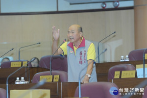 市議員莊玉輝反映，稻田田埂農藥補助一分地只補助10元，導致農民罵聲連連。(圖／桃園市議會提供)