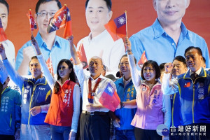 國民黨總統參選人韓國瑜與桃園市6位立法委員合體共同造勢。