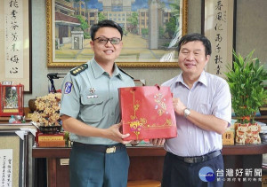 雲後指部為推動並落實打造優質國防勁旅，指揮官林鼎育上校拜會北港高中校長傅國樑，就相關議題說明及意見交流。