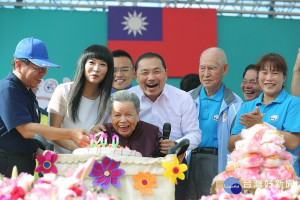 林口區 嘉寶國小2日喜迎100歲生日，市長侯友宜親自送上生日祝福