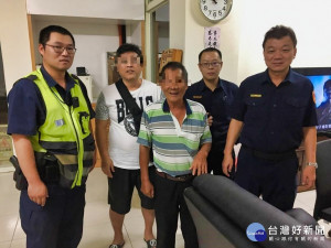 體力不支跌坐路旁　警助迷途翁返家