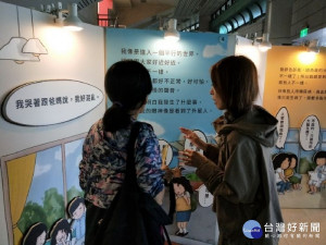 桃園市政府衛生局辦理「還想牽著你的手－思覺失調症特展」，讓民眾對思覺失調症有進一步的認識。

