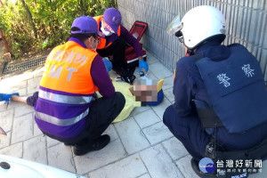 發現老翁躺臥人行道上，蘆竹分局大竹派出所女警游子萱與警專實務訓練生戴翊丞協助將老翁平安送回家中。