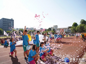 光正國中校慶學生創意進場。林重鎣攝