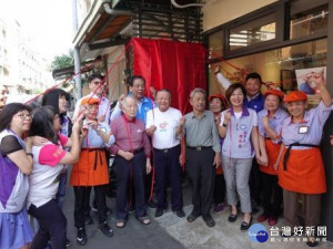 嘉市「大齡花甲食堂」揭牌 副市長陳淑慧與長輩歡喜共餐