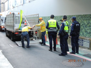 為維護「標線型人行道」行人行走順暢安全，北市府警察局針對占用「標線型人行道」及巷弄道路之移動式障礙物（如花盆、桌椅、紙箱……等），於11日起開始取締違規。（圖／北市警交警大隊）