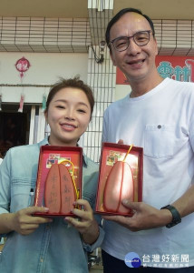 雲林縣第一選區立委參選人張嘉郡及前新北市長朱立倫前往口湖體驗製作烏魚子，希望全世界消費者都能享受雲林特有且品質優良的美味烏魚子。