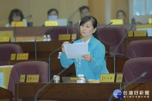市議員鄭淑芳反映里鄰長聯誼活動剩餘款做二次運用之情形。(圖／桃園市議會提供)