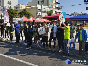 修平學生參加田中馬拉松。林重鎣翻攝