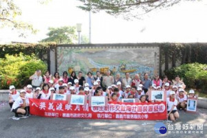 首創交趾陶QR-CODE，記錄社區故事-宣信國小師生創作交趾陶社區裝置藝術牆揭幕