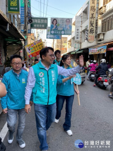 民主進步黨秘書長羅文嘉陪同立法委員候選人黃世杰，前往楊梅大成路市場，一同掃街拜票。