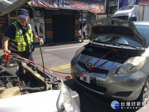 車輛故障不入檔，警充當修車師傅協助故障排除。