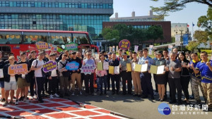 中原大學邀集警察局、監理站、消防局等單位舉辦校園安全暨全民國防教育宣導活動。
