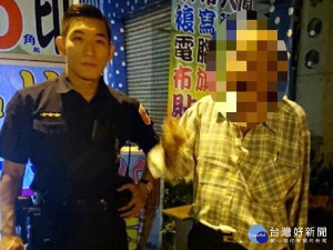 老翁深夜迷途　暖警協助返家