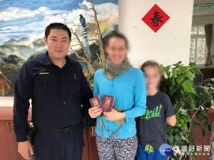 捷克母女皮夾護照遺失　暖警協助找回失物