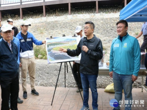 
二千餘萬打造大甲溪堤岸公園，為甲安埔增添一處新休憩空間，爭取經費的立法院副院長蔡其昌、市議員施志昌、第三河川局長及地方人士，十四日進行會勘後正式啟用，這項高品質的休閒場地令文曲里，義和里、武陵里等里民雀耀萬分。（記者陳榮昌攝）

