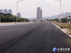 高市馬卡道路園道美術館段，順應民意變更路寛以利交通。