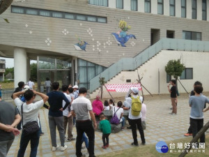 藝術家陳芍伊與林龍杰合力創作「鯨生華」藝術作品，發揮大安區聯合里民活動中心藝術活力（記者陳榮昌攝）
