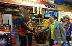 為刺激國旅市場，交通部先前宣布擴大秋冬國民旅遊方案，經濟部也配合相關方案，加碼推出夜市抵用券刺激區域夜市消費，目前花蓮東大門夜市回收19.6萬張最多，仍持續在全台夜市稱霸。（圖／經濟部）