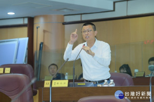 市議員蔡永芳在總質詢持續關注大勇國小徵地案辦理情形。(圖／桃園市議會提供)