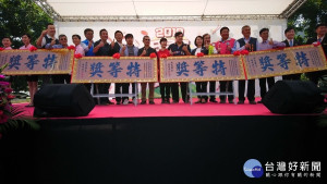 魚池鄉地方特色茶評鑑競賽各種茶組特等獎頒獎。(記者吳素珍攝)