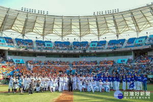 桃園市長鄭文燦出席「2019亞洲盃臺灣/韓國/日本演藝明星棒球公益經典賽」，與球員球迷們合影留念。