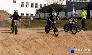 

2019鳳凰卡達健康逗陣行活動，三百餘名家長與兒童參與活動，小朋友在家長的加油下，邁力爭取榮譽，競爭激烈。（記者陳榮昌攝）
