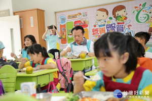 「營養盤算-健康嘉讚」翁縣長化身為一日打菜值日生