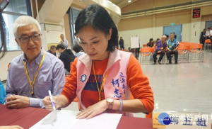 柯志恩投入板橋東區參選，18日上午由前立委林鴻池陪同赴新北市選舉委員會辦理登記