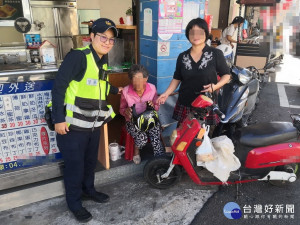 女警連絡到老婦人的家人。林重鎣攝