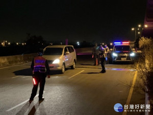 大甲分局加強大安至大甲路段臺61線西濱快速道路，沿線匝道出口實施酒駕路檢，果然查獲酒後駕車績效，對酒駕避行該段，有極大遏止作用。（記者陳榮昌攝）