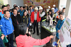 新北市長侯友宜19日特別前往板橋區江翠國中視察校舍改建進度，以及既有校舍的耐震補強成果