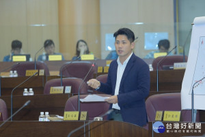 市議員彭俊豪在總質詢關心鐵路地下化議題。(圖／桃園市議會提供)

