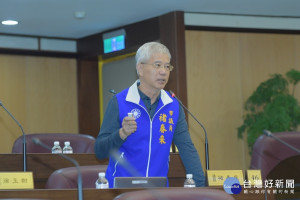 市議員褚春來要求由市政府主導將內容放入教材之中，讓學童在可塑性最好的時候接受四維八德文化薰陶。(圖／桃園市議會提供)
